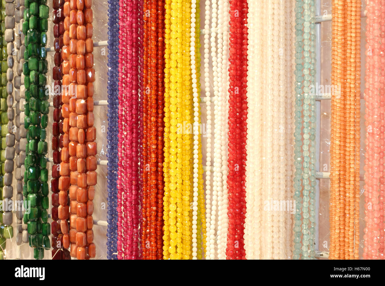 wunderschön schimmernde Halsketten mit bunten Steinen im Schmuck shop Stockfoto