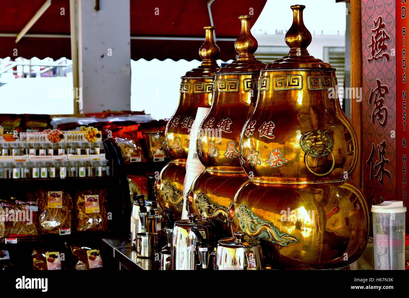 Messing chinesischen Kräutertees Urnen oder Samowaren vor einem Teehaus in Chinatown, Singapur Stockfoto