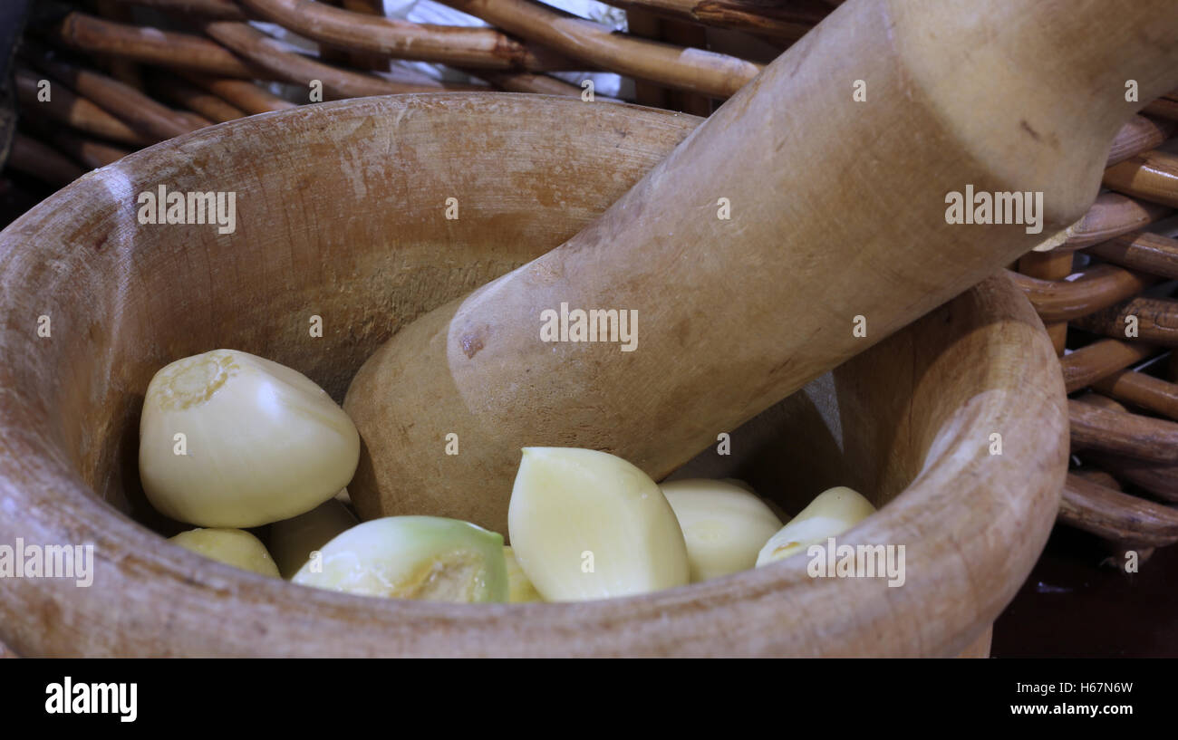Handwerker Holz Stößel mit Knoblauchzehen Vorbereitung auf ein typisch italienisches Gericht Stockfoto