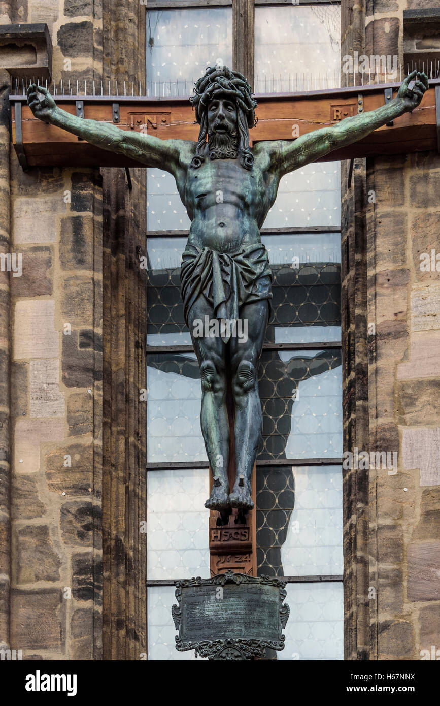 Bronze-Figur Christi vor Kirche St. Sebald, Nürnberg. Stockfoto