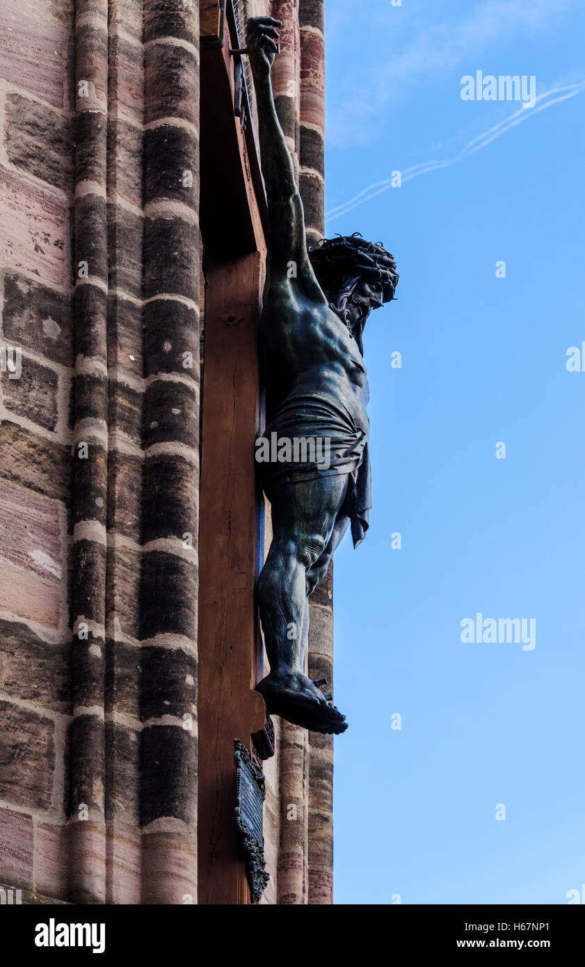 Bronze-Figur Christi vor Kirche St. Sebald, Nürnberg. Stockfoto