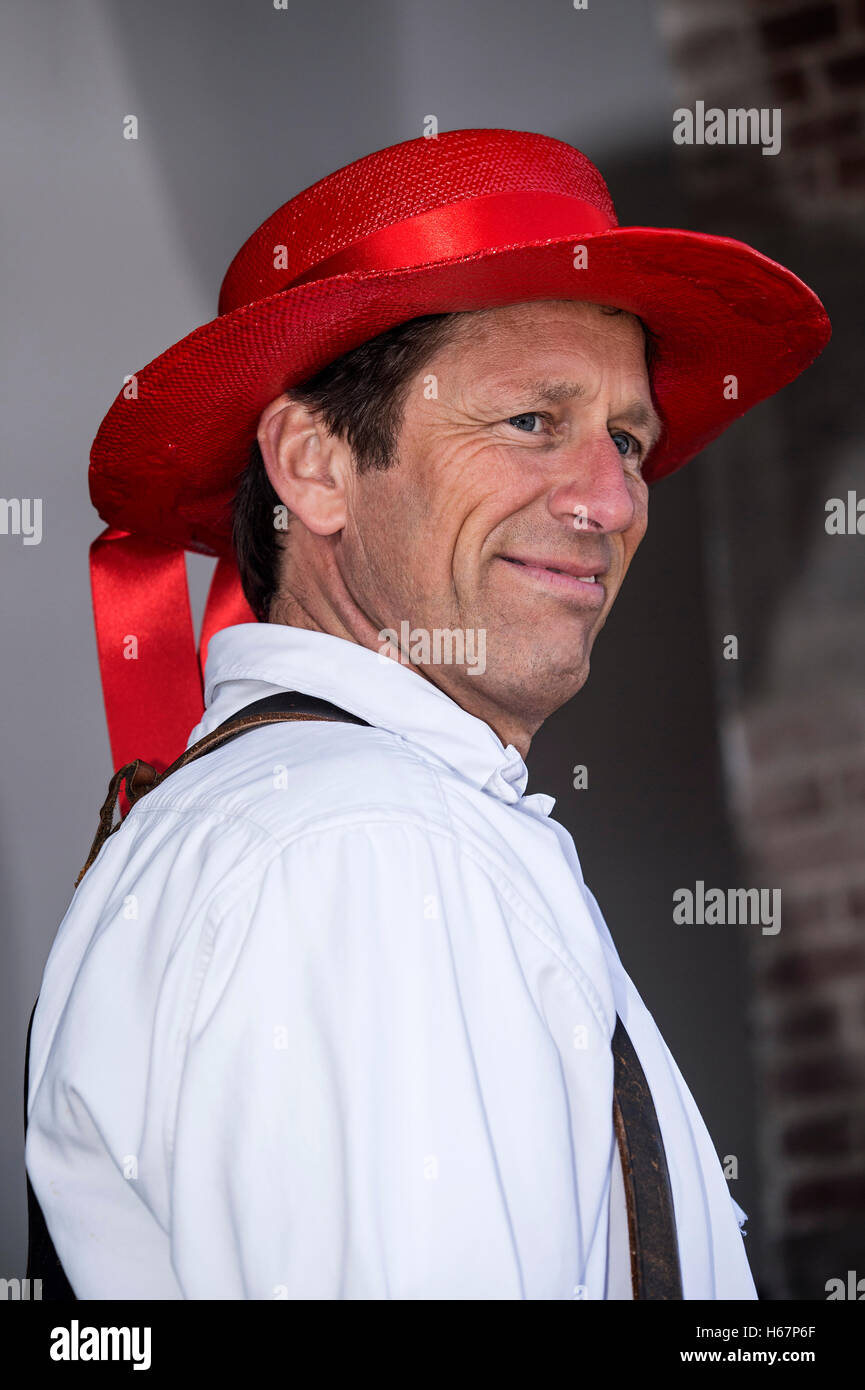 Porträt von Herr Rene Te Kulve, Mitglied der Käse Träger Guilde trägt einen roten Hut, Käse Markt, Alkmaar, Niederlande Stockfoto