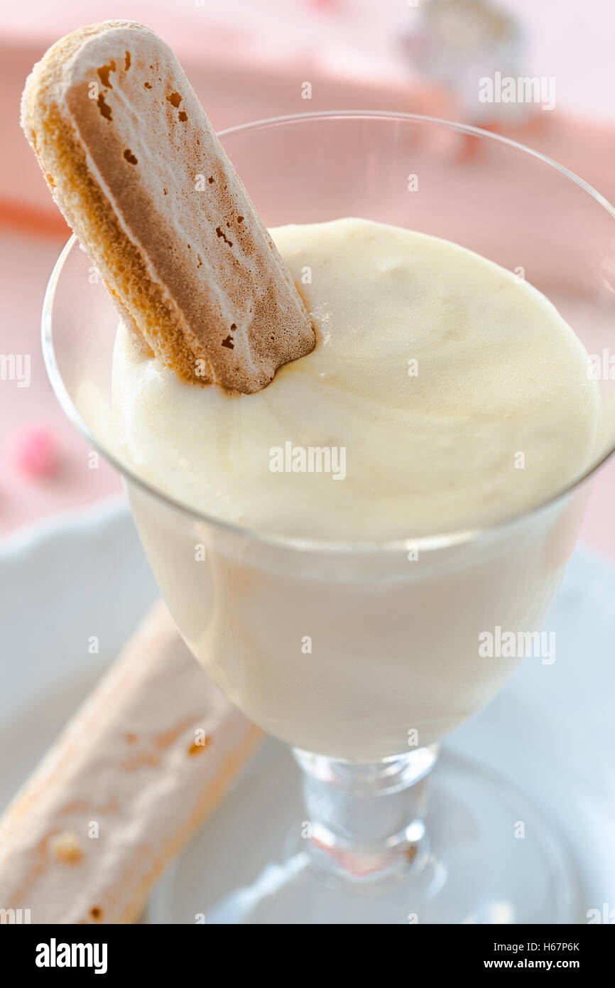 Zabaione, italienisches Dessert aus Eigelb, Zucker und Marsala Wein serviert mit Schwamm Finger Kekse Stockfoto