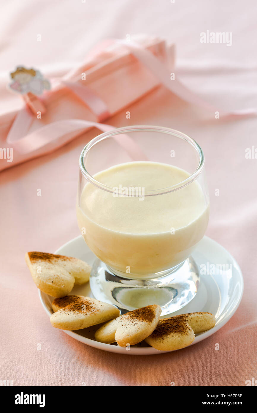 Zabaione, italienisches Dessert aus Eigelb, Zucker und Marsala Wein serviert mit herzförmigen cookies Stockfoto