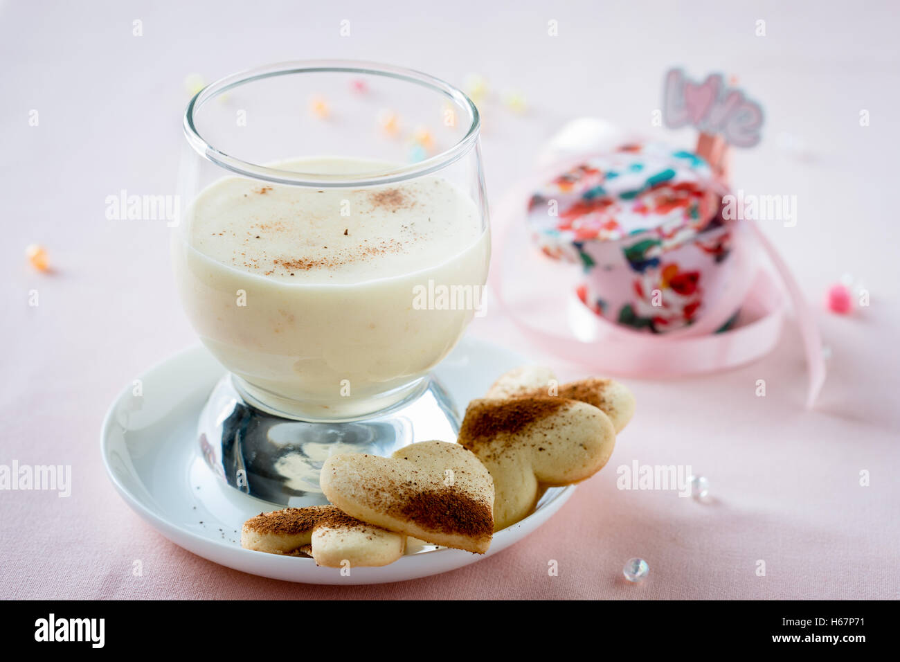 Zabaione, italienisches Dessert aus Eigelb, Zucker und Marsala Wein serviert mit herzförmigen cookies Stockfoto