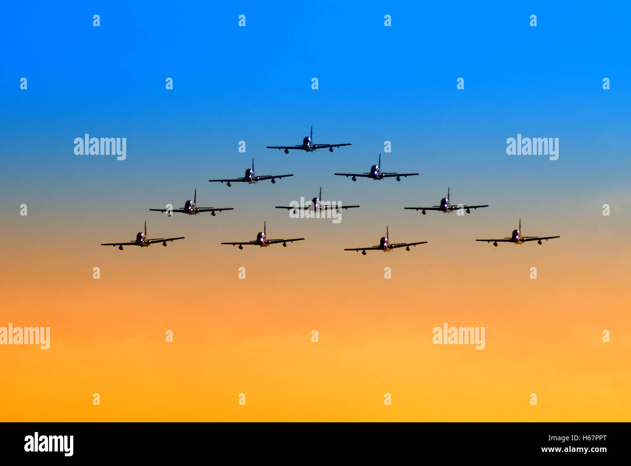 Flugzeug in Formation am Himmel bei Sonnenuntergang Stockfoto