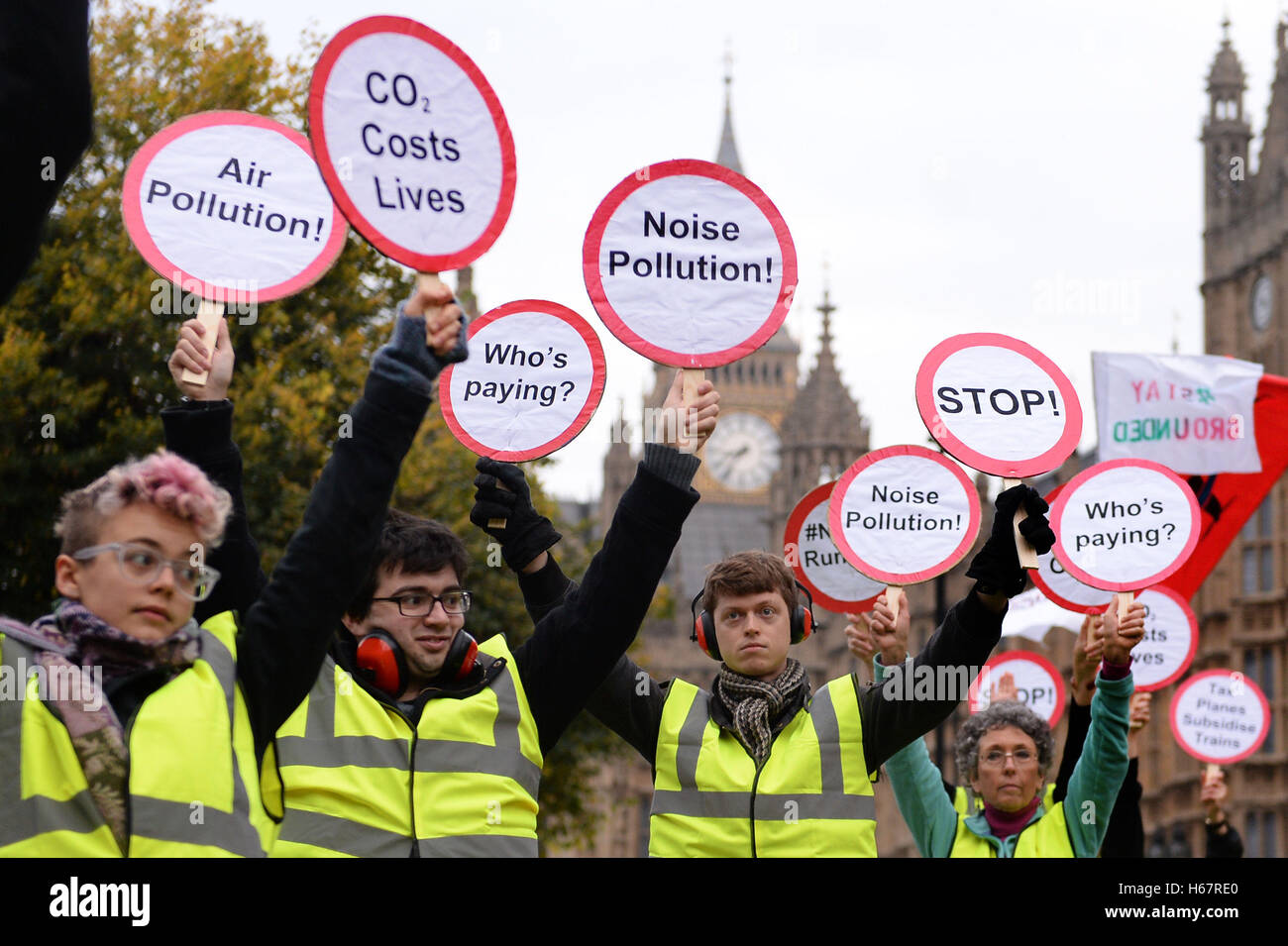 Aktivisten aus zurückfordern macht und Plane Stupid Block eine mock Start-und Landebahn auf College Green außerhalb der Houses of Parliament in London, als die lang ersehnte Entscheidung, auf welchem, die Flughafen Ausbau Schema grünes Licht bekommen sollte, endlich geschafft werden soll. Stockfoto