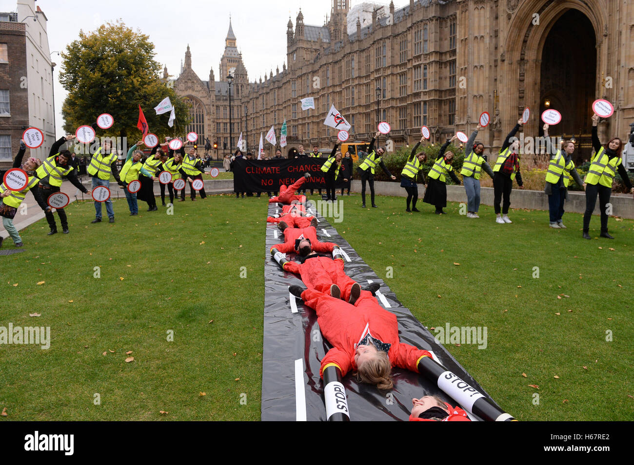 Aktivisten aus zurückfordern macht und Plane Stupid Block eine mock Start-und Landebahn auf College Green außerhalb der Houses of Parliament in London, als die lang ersehnte Entscheidung, auf welchem, die Flughafen Ausbau Schema grünes Licht bekommen sollte, endlich geschafft werden soll. Stockfoto