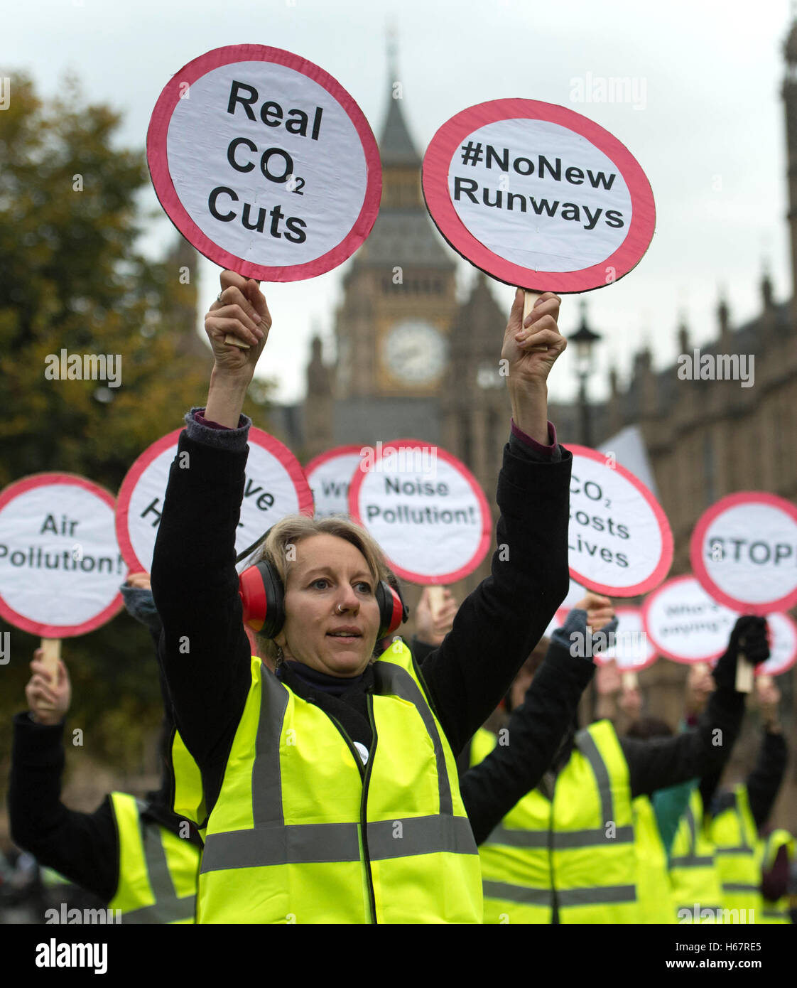 Aktivisten aus zurückfordern macht und Plane Stupid Block eine mock Start-und Landebahn auf College Green außerhalb der Houses of Parliament in London, als die lang ersehnte Entscheidung, auf welchem, die Flughafen Ausbau Schema grünes Licht bekommen sollte, endlich geschafft werden soll. Stockfoto