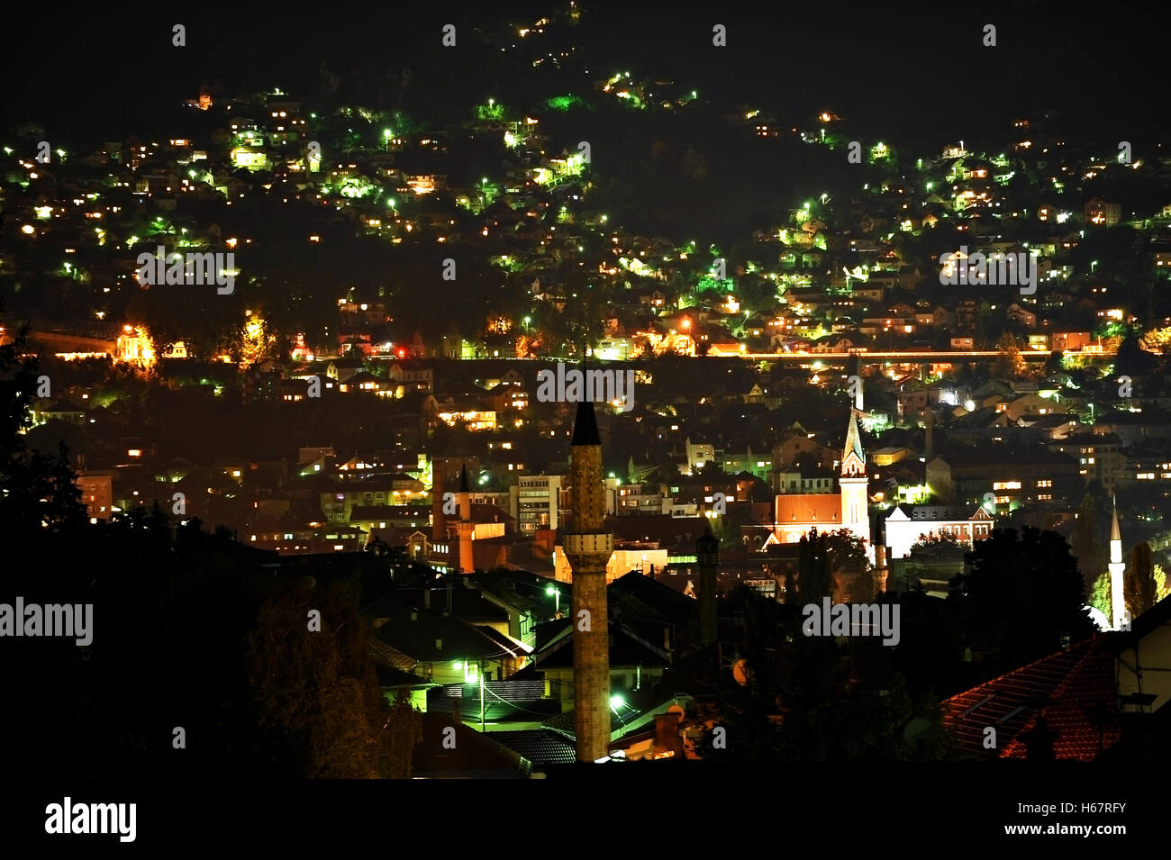 Sarajevo Stadt-Panorama-Aufnahme von einem Hügel in der Nacht Stockfoto
