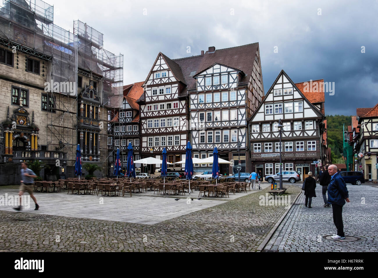 Altes Rathaus und Holz Rahmen Gebäuden im historischen gepflasterten Marktplatz Dorf. Hann. Hann, Niedersachsen, Deutschland Stockfoto