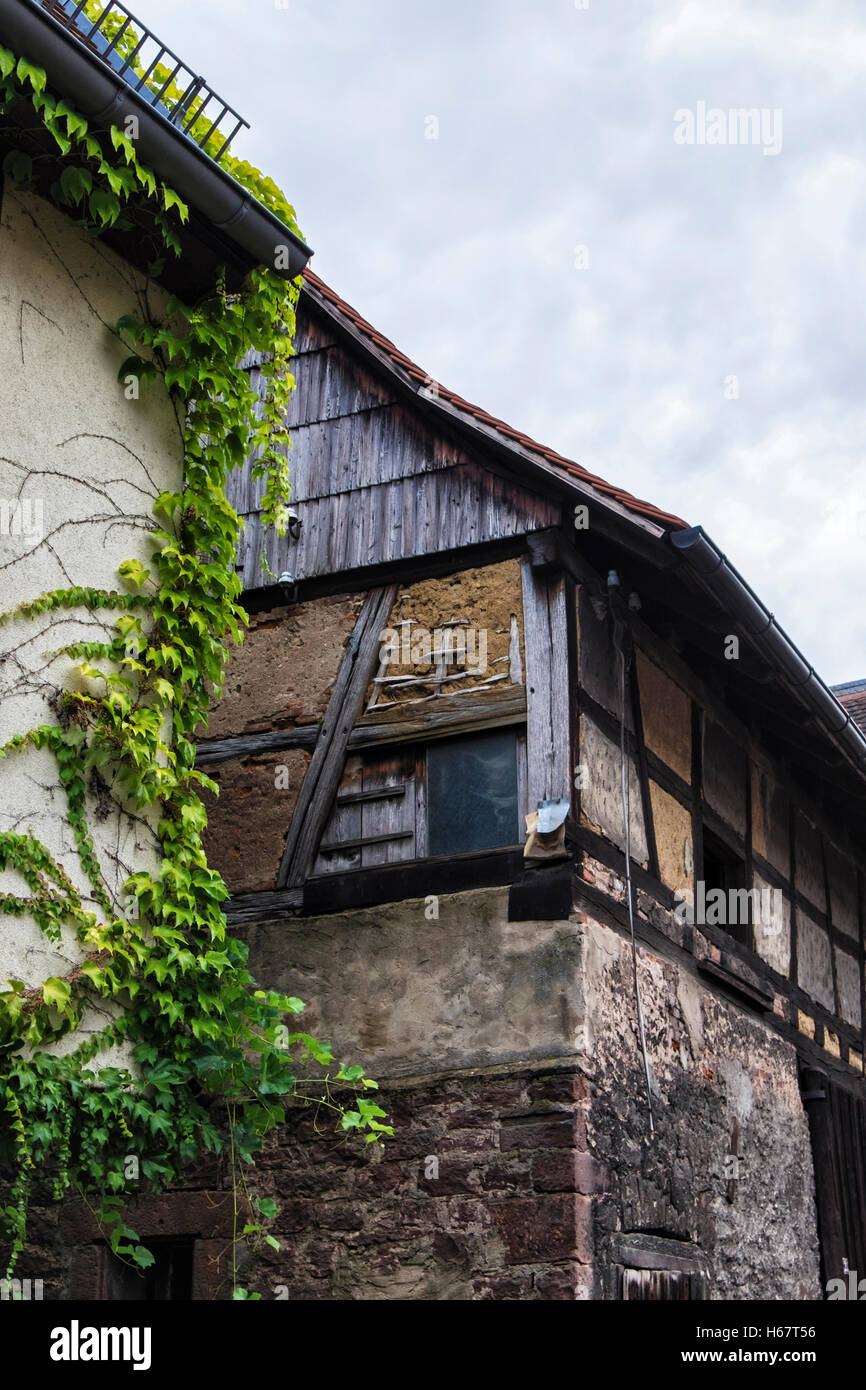 Halbe Fachwerkhaus Gebäude benötigen Reparatur in alte Stadt Michelstadt, Hessen, Süddeutschland Stockfoto