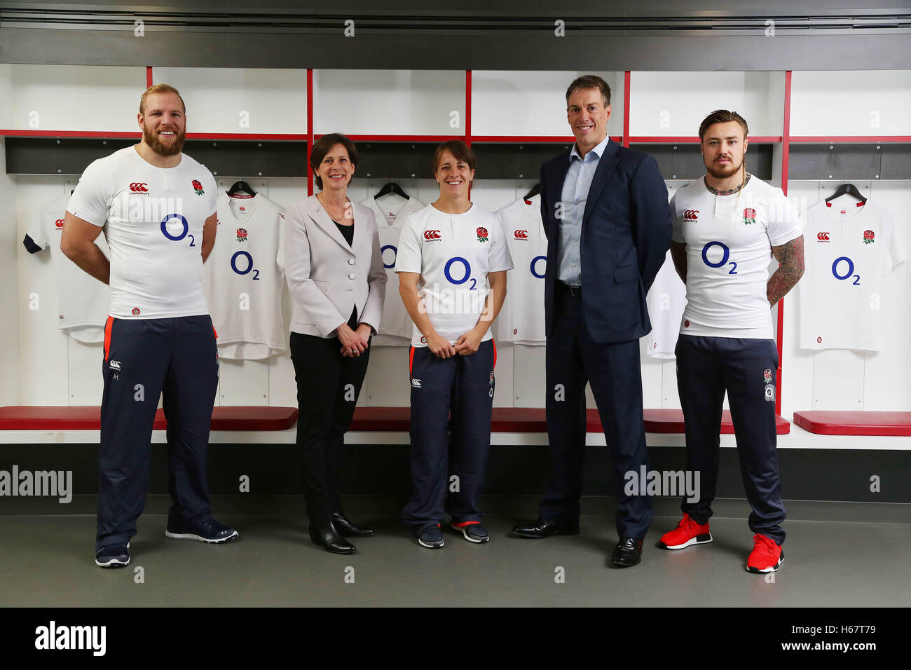 Die englischen Rugby-Union-Spieler James Haskell (links) und Jack Nowell (rechts) mit Katy McLean, der englischen Nationalmannschaftskapitän der Rugby-Union, kommen zusammen mit Nina Bibby, Chief Marketing Officer von O2 UK, Und Mark Evans, CEO Telefonica UK O2, kündigte an, dass O2 für weitere vier Jahre das englische Rugby-Nationalteam in Twickenham im Südwesten Londons sponsern wird. Stockfoto