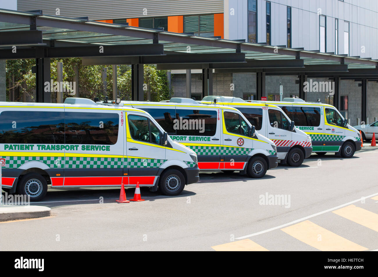 Ambulanzfahrzeuge durch den Notfall eintritt, Royal North Shore Hospital in Sydney, Australien Stockfoto