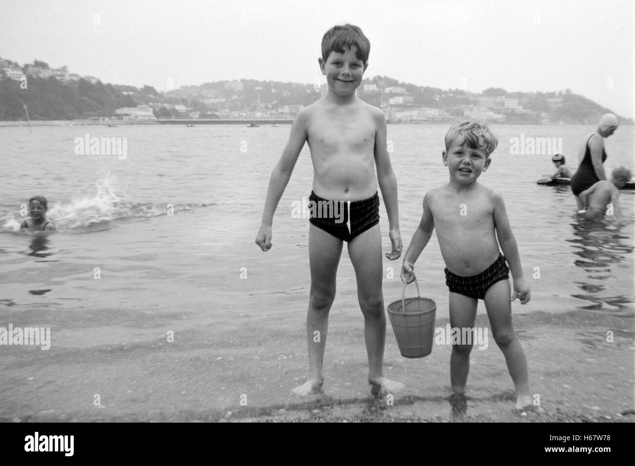 zwei junge Brüder am Meer in Seaton Devon England der 1960er Jahre Stockfoto