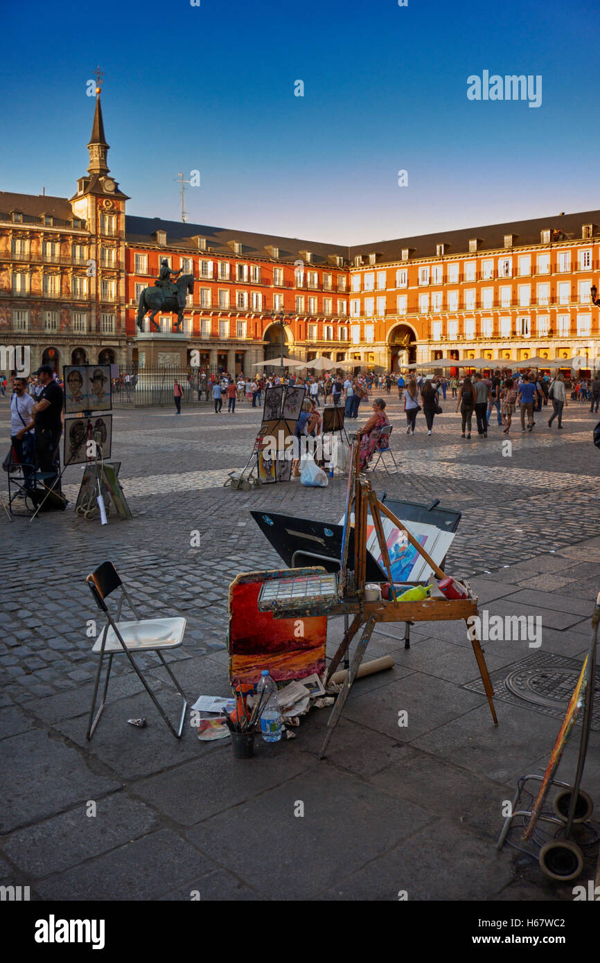 Blick auf eine Straße Maler Staffelei auf der Plaza Mayor. Madrid. Spanien. Stockfoto