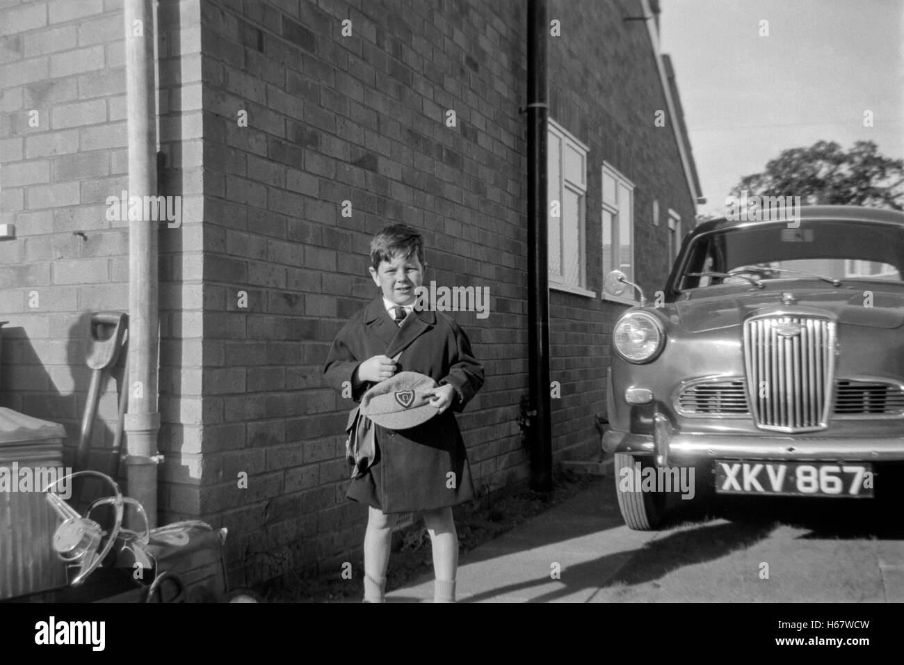 kleiner Junge zu Hause in einheitlichen bereit für den ersten Tag an School England uk 1960er Jahre Stockfoto