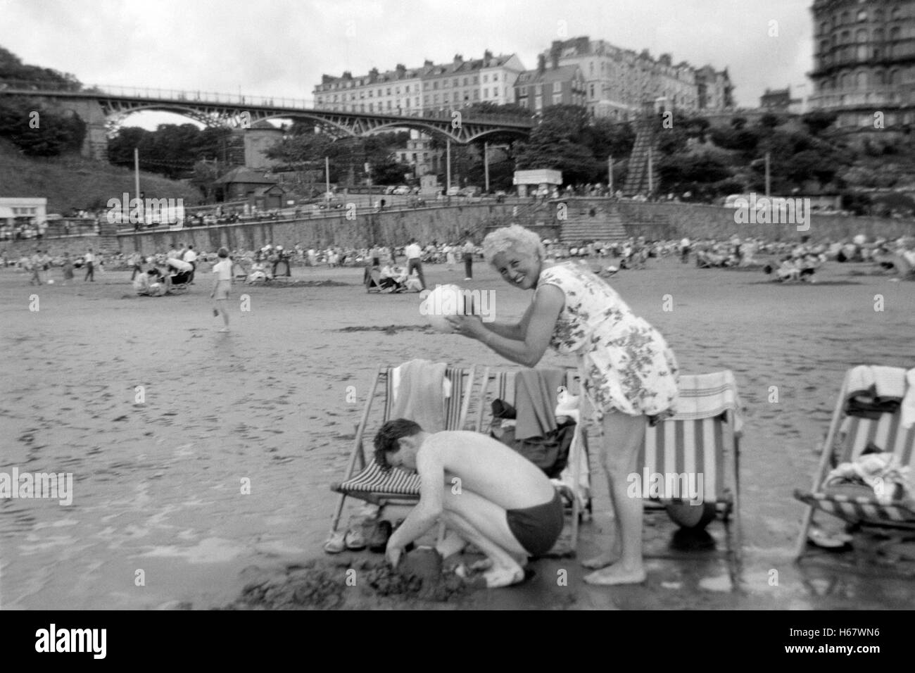 männliche und weibliche im Urlaub am Meer-England der 1950er Jahre Stockfoto