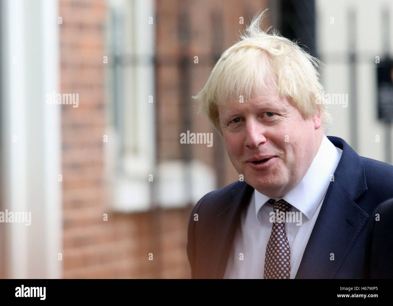 Außenminister Boris Johnson verlässt Downing Street, London, nach einer Kabinettssitzung, wie die lang erwartete Entscheidung, auf welchem, die Flughafen Ausbau Schema grünes Licht bekommen sollte, endlich geschafft werden soll. Stockfoto