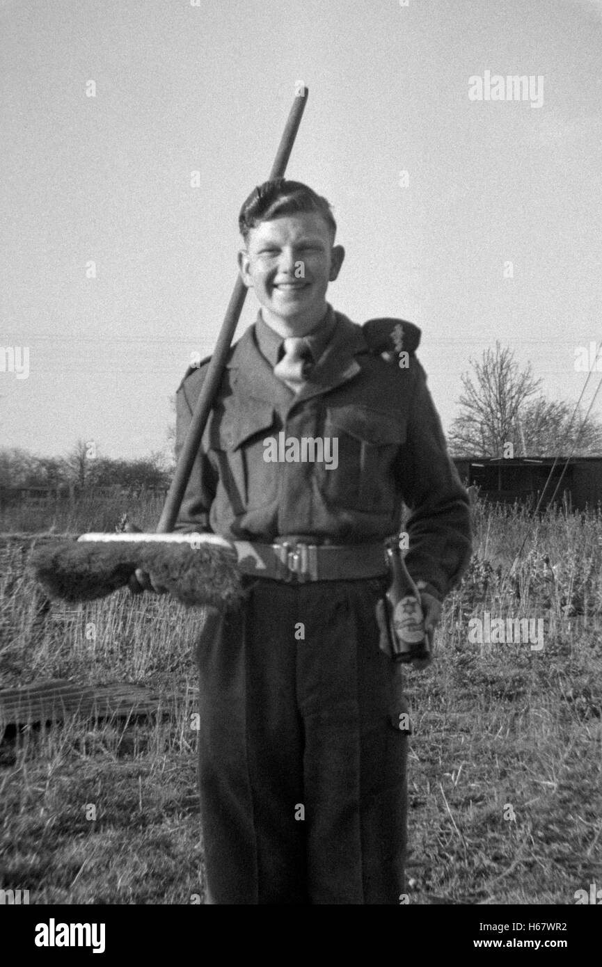 junger Mann posiert in seiner Uniform vor Beginn Wehrdienst 1950er Jahre uk Stockfoto