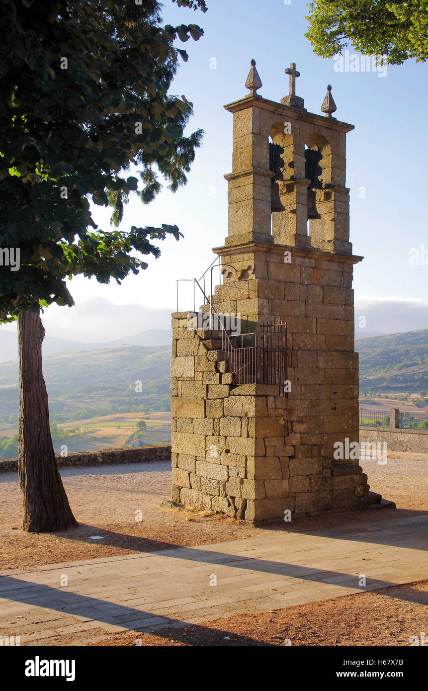 Mittelalterliche christliche Campanile mit Bronzeglocken mit Granit gebaut Stockfoto