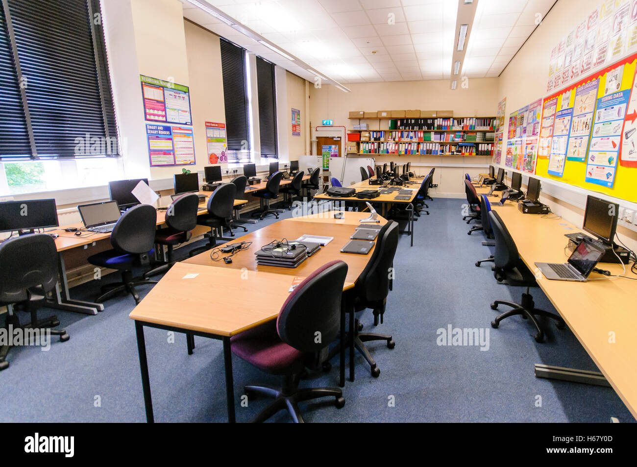 IT Computer Klassenzimmer in einem modernen Gymnasium Stockfoto