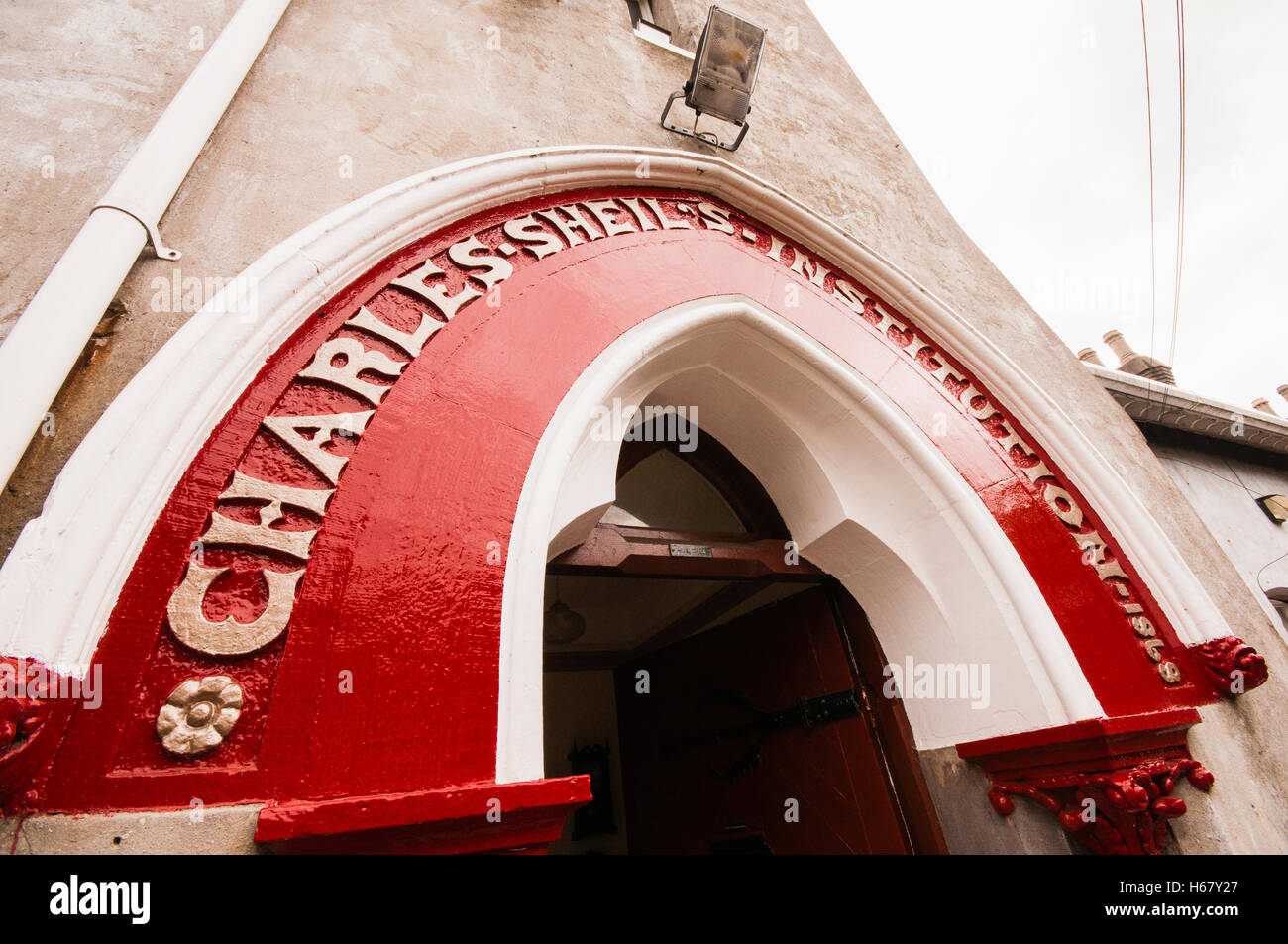 Charles Shiels Institution Armenhäuser, Carrickfergus, gebaut im Jahre 1868 als gemeinnütziger Verein für "mittellose Frauen". Stockfoto