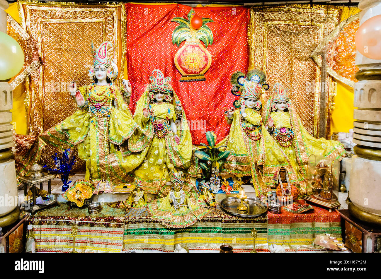 Verzierten Hindu Gottheiten und gaben auf dem Altar des Tempels. Stockfoto