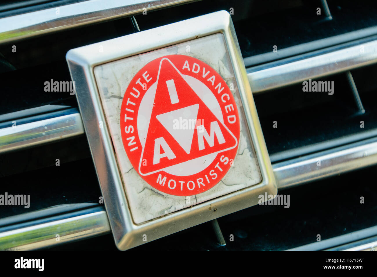 Metall-Plakette Logo für das Institut der Advanced Autofahrer (IAM) auf ein Auto. Stockfoto