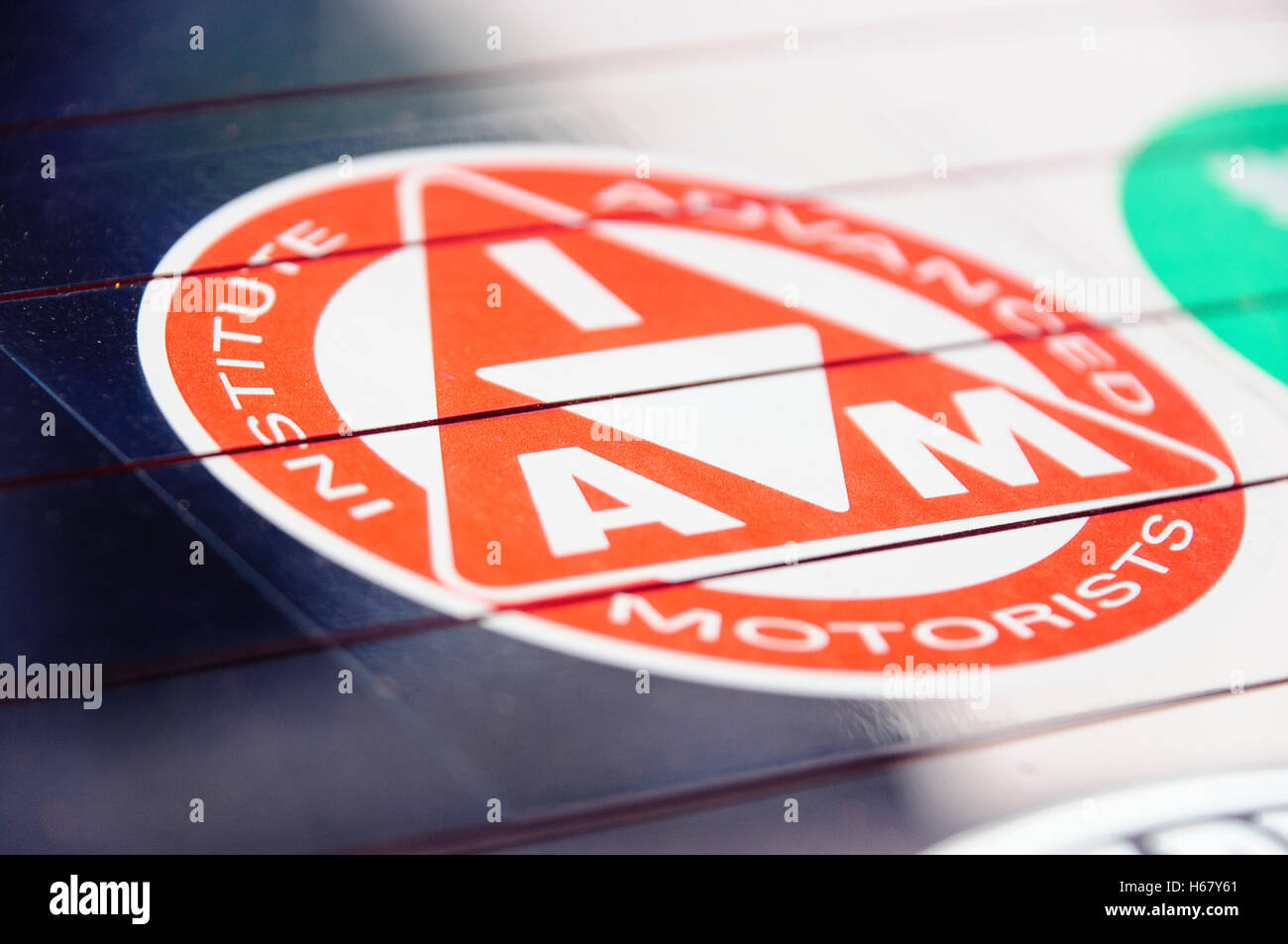 Logo für das Institut der Advanced Autofahrer (IAM) auf ein Auto. Stockfoto