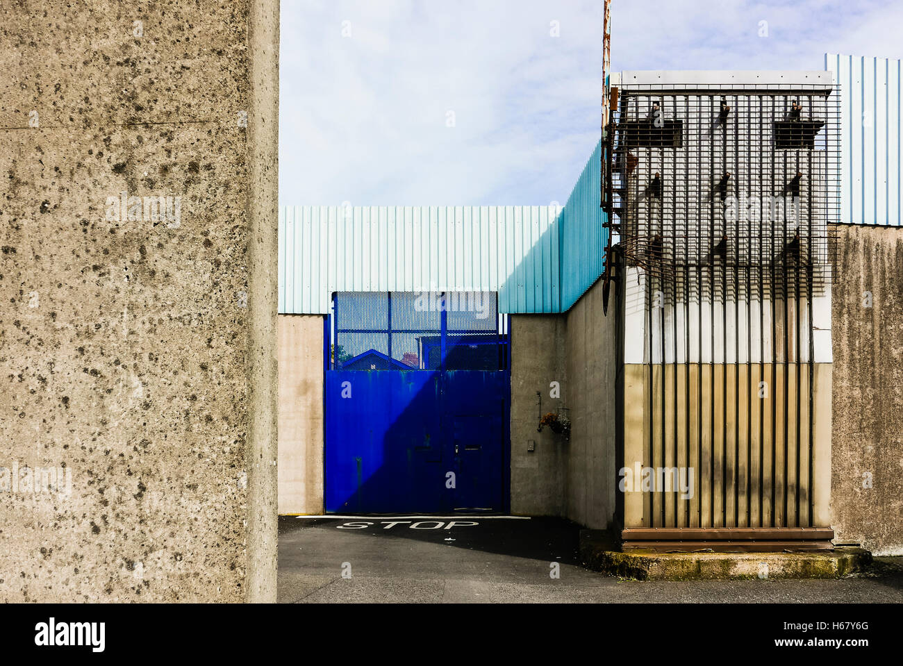 Fahrzeugverkehr Eingang und Wachturm im Crumlin Road Gefängnis, Belfast, eine ehemalige Hochsicherheitsgefängnis für Paramilitärs. Stockfoto