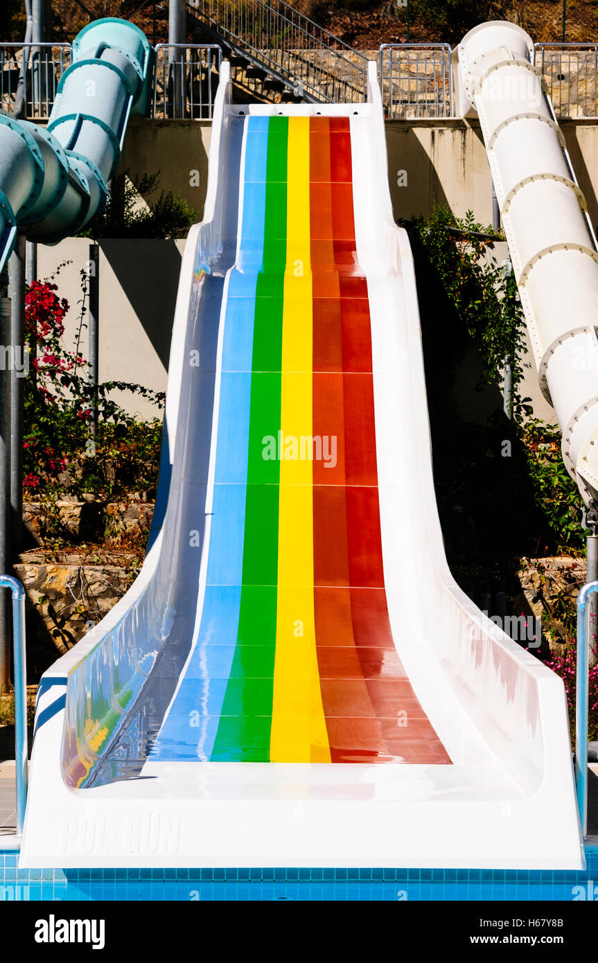 Regenbogen-Wasserrutsche im Poolbereich des Orka Sunlife Hotels in Türkei Stockfoto