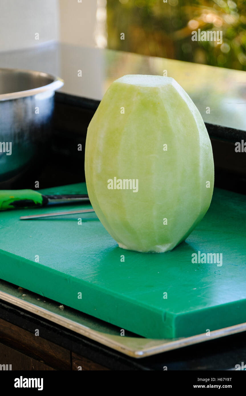 Eine große Honigmelone ist geschält, bevor geschnitten wird. Stockfoto