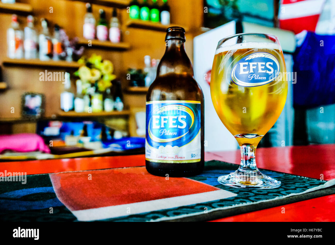 Türkische Efes Pilsner Lagerbier auf den Tresen einer Bar in der Türkei. Stockfoto