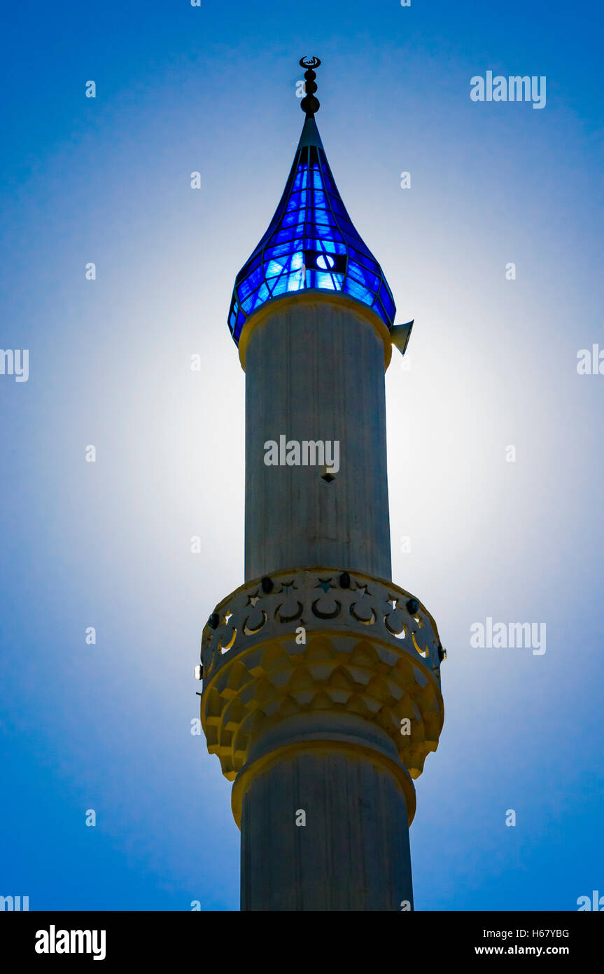 Sonne hinter dem Minarett einer Moschee. Stockfoto