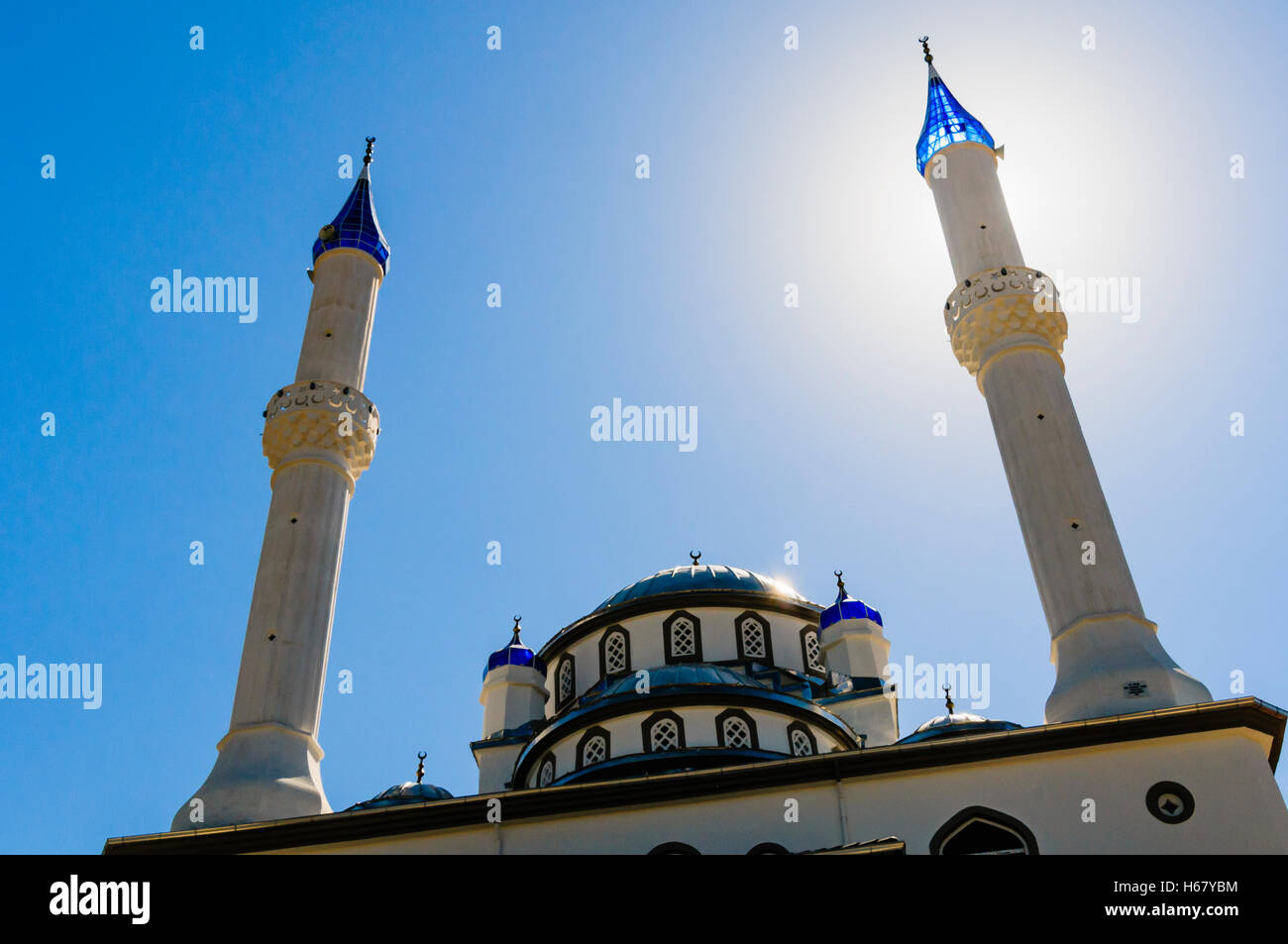 Sonne hinter dem Minarett einer Moschee Stockfoto