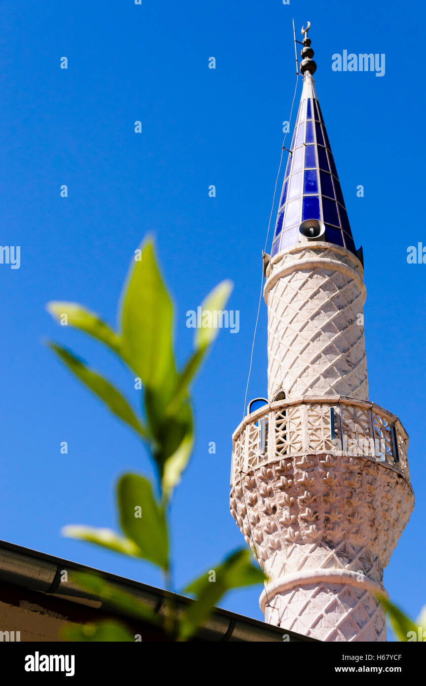 Minarett einer Moschee vor blauem Himmel Stockfoto