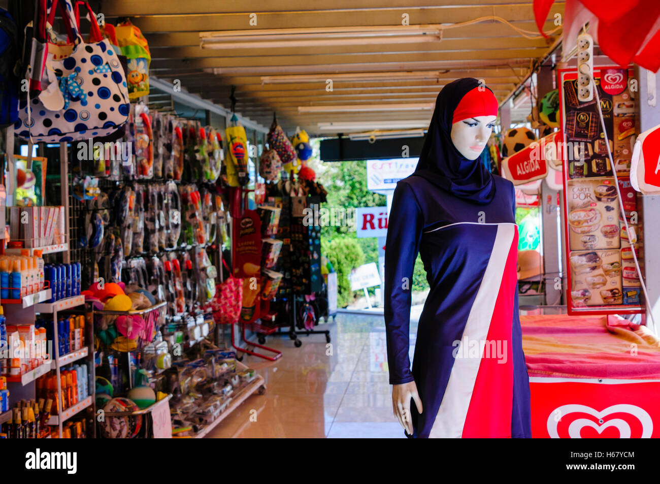 Schaufensterpuppe trägt eine "Burkini" Bademode entworfen für muslimische Frauen, ihre Bescheidenheit zu bewahren Stockfoto