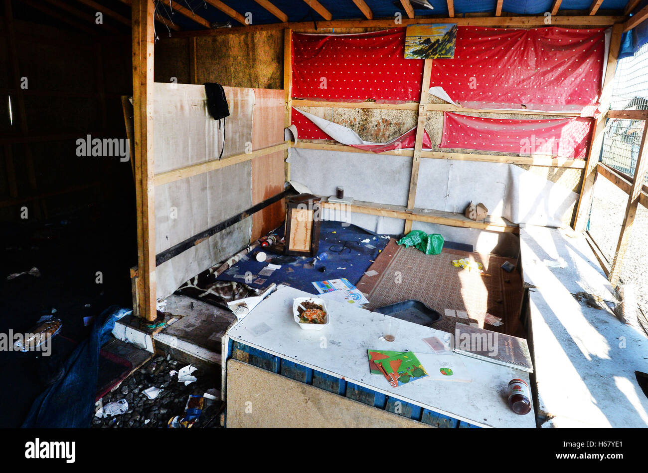Eine vor kurzem verlassene Shop auf der "High Street" im "Dschungel" in der Nähe von Calais, Nordfrankreich, als die Massenflucht aus dem Migranten Lager weiter. Stockfoto