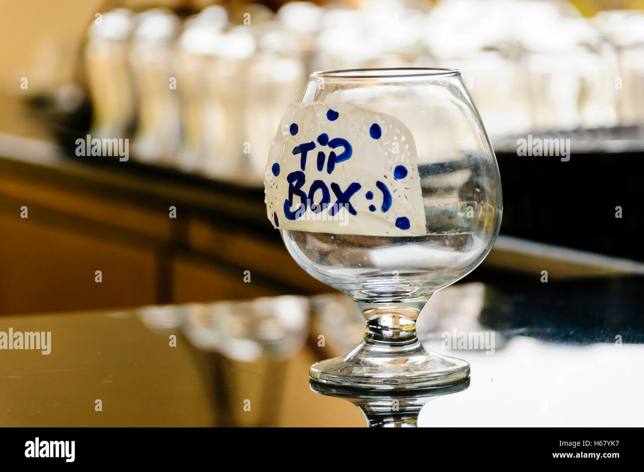 Ein Schnaps Glas "Tip Box" auf dem Tresen einer Bar. Stockfoto