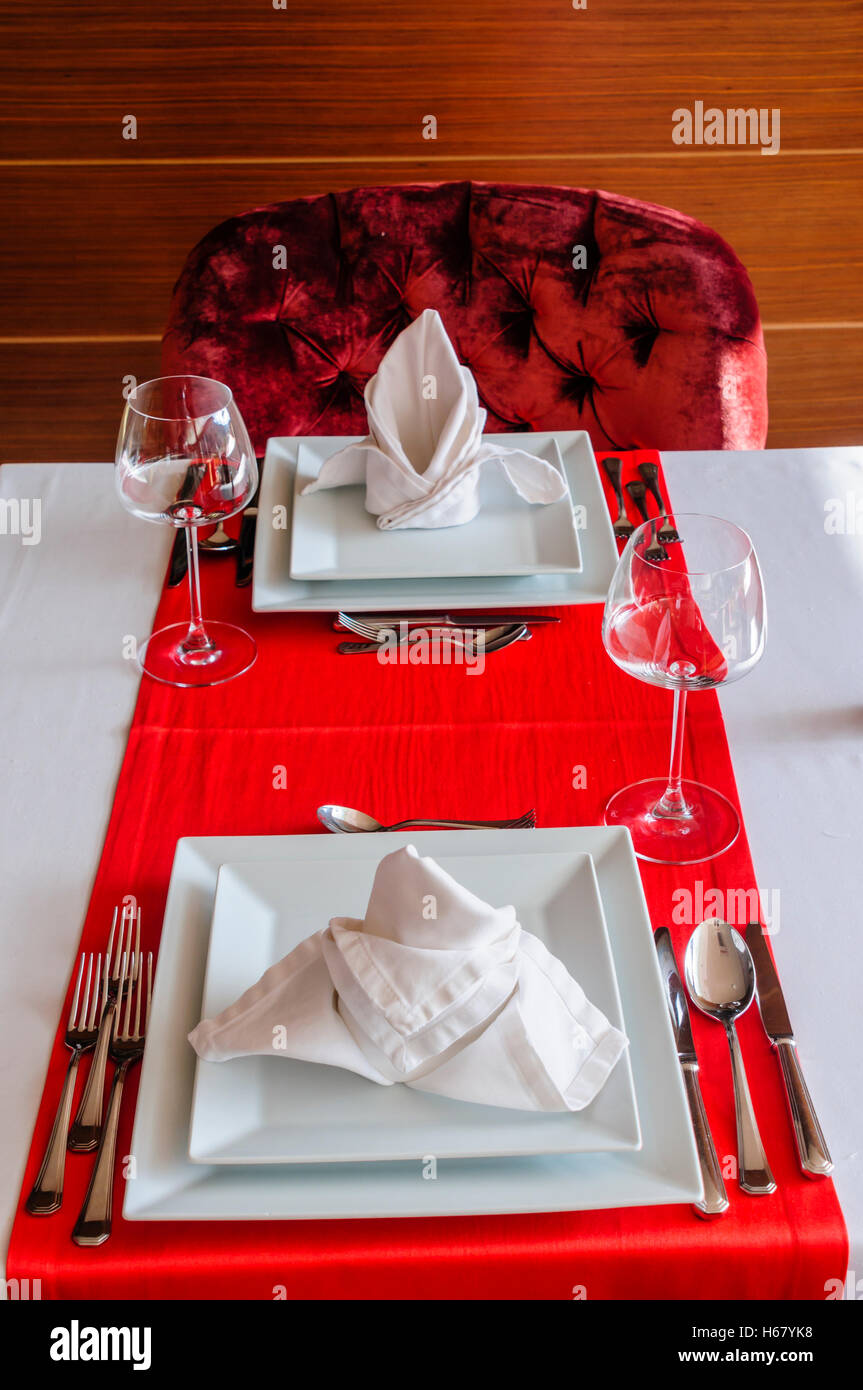 Gefaltete Serviette und Einstellungen in einem Fine Dining Restaurant Stockfoto