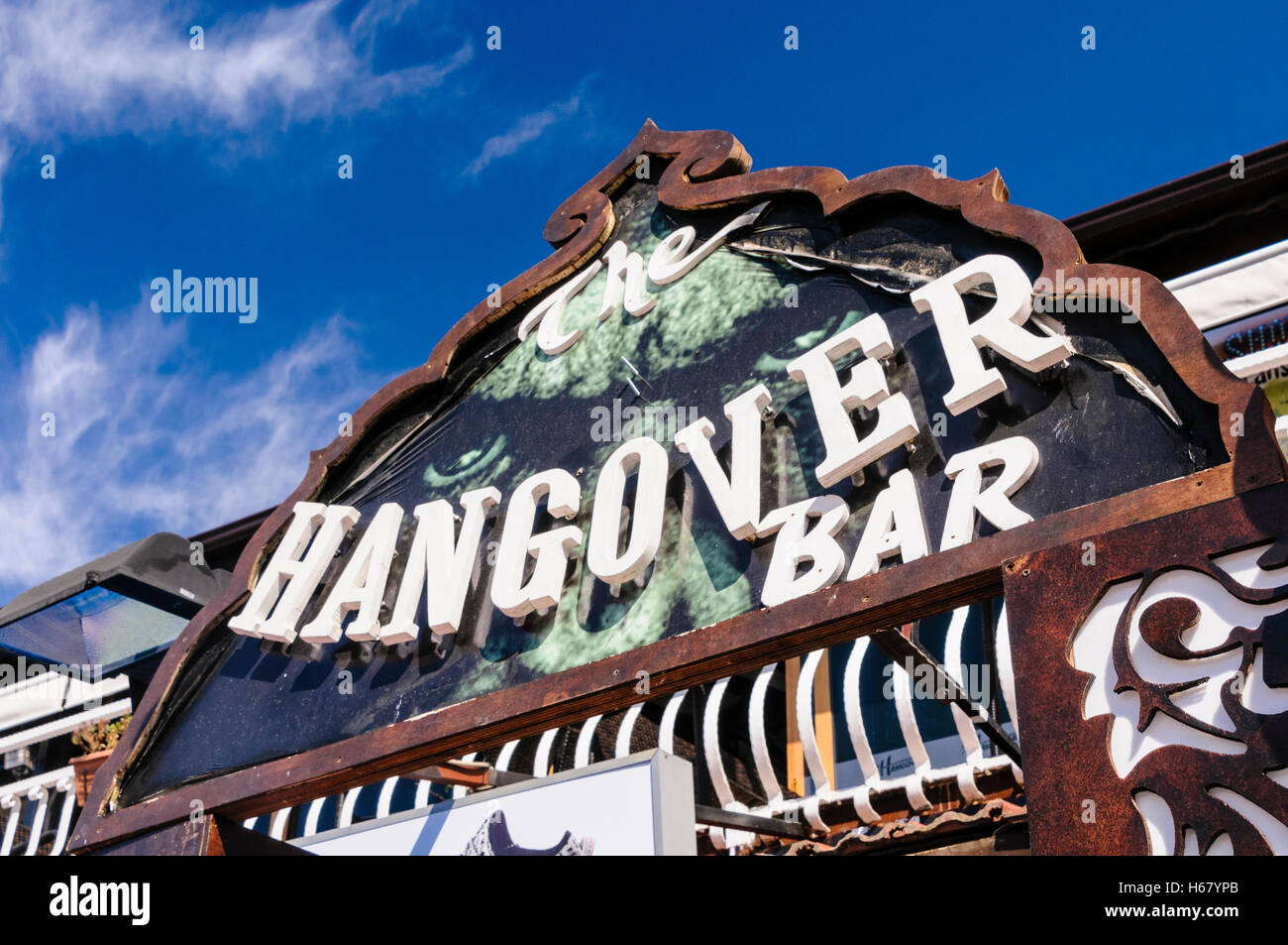 Zeichen außerhalb der "Kater-Bar" Stockfoto