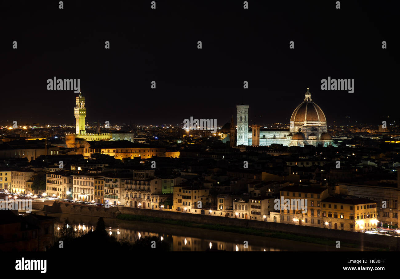 Florenz Nacht Luft Stadtbild. Panoramablick vom Michelangelo Park entfernt. Von links Palazzo Vecchio und Dom. ITA Stockfoto