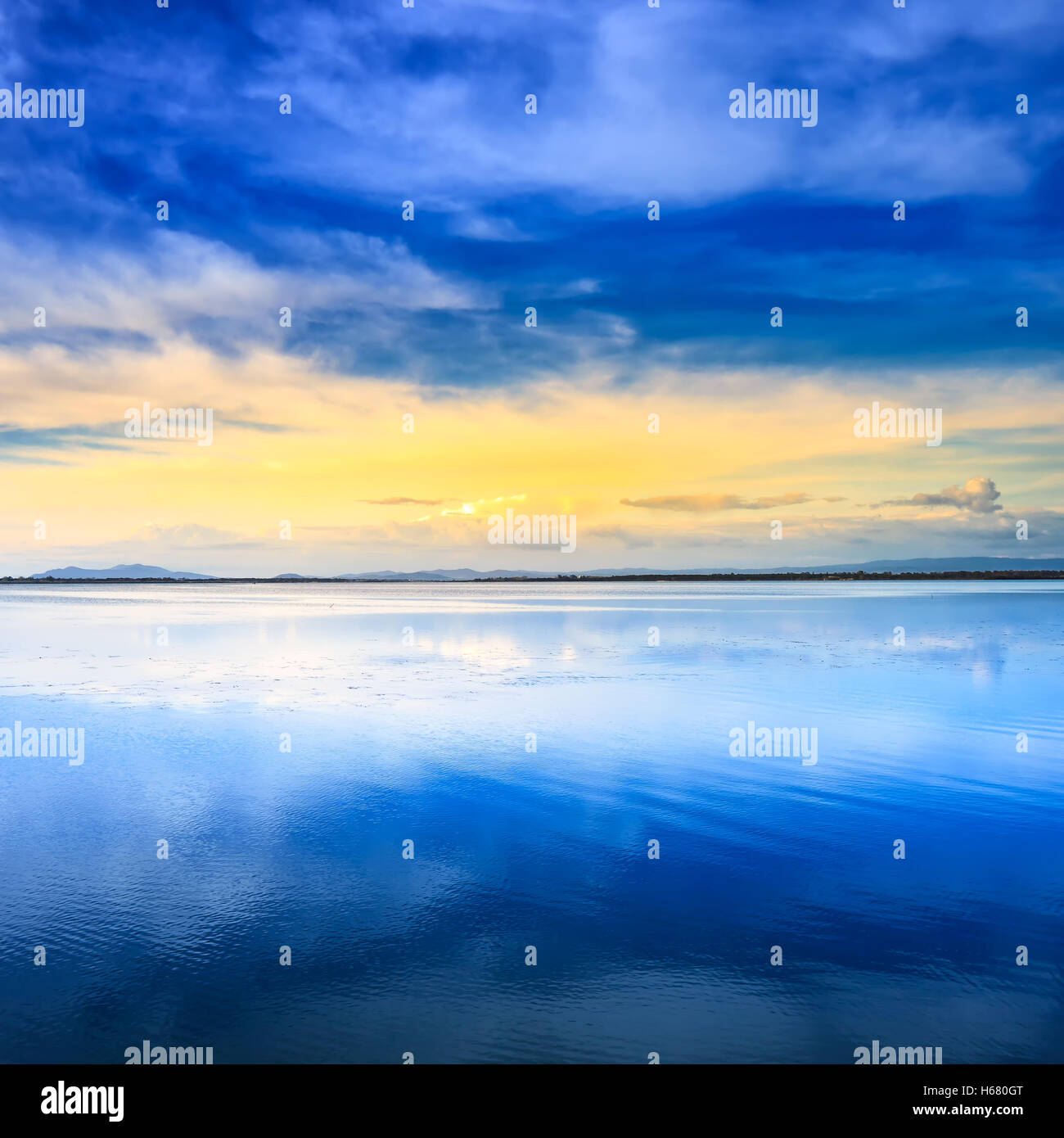 Sonnenuntergang blau und gelb Lagunenlandschaft. Lagune von Orbetello, Monte Argentario, Toskana, Italien. Stockfoto