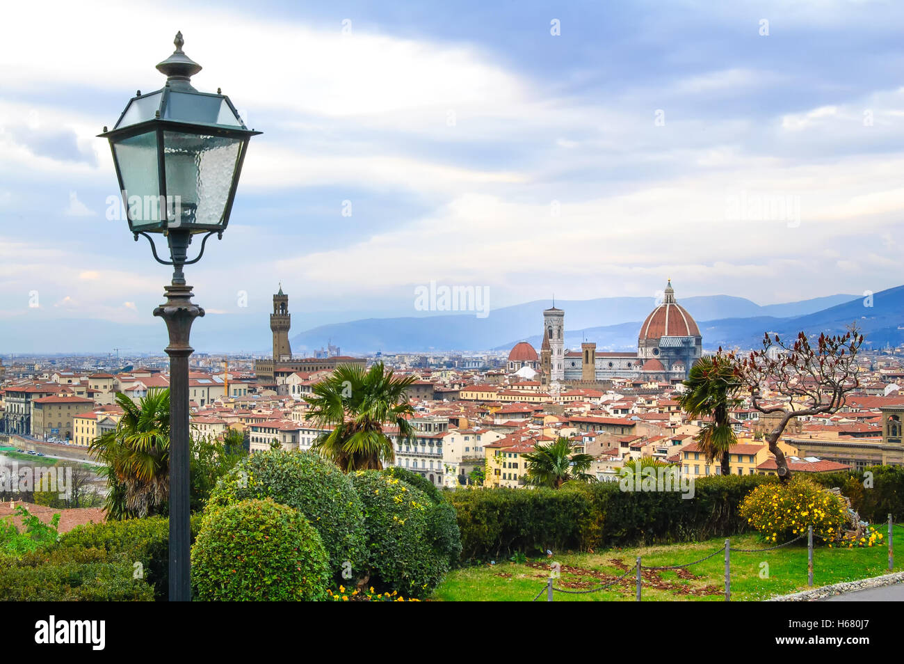 Florenz Antenne Stadtbild mit Baum und Street Lampe. Panoramablick vom Michelangelo Park entfernt. Von links Palazzo Vecchio und Stockfoto