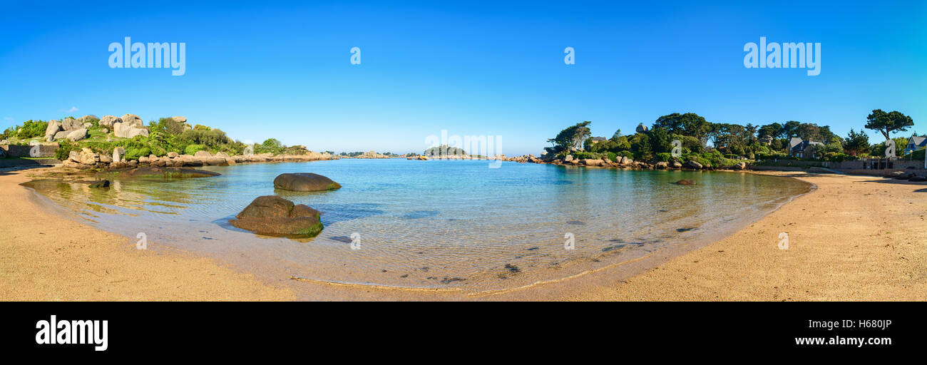 Ploumanach Panorama, Felsen und Bay Strand morgen. Rosa Granit Küste, Perros Guirec, Bretagne, Frankreich. Stockfoto