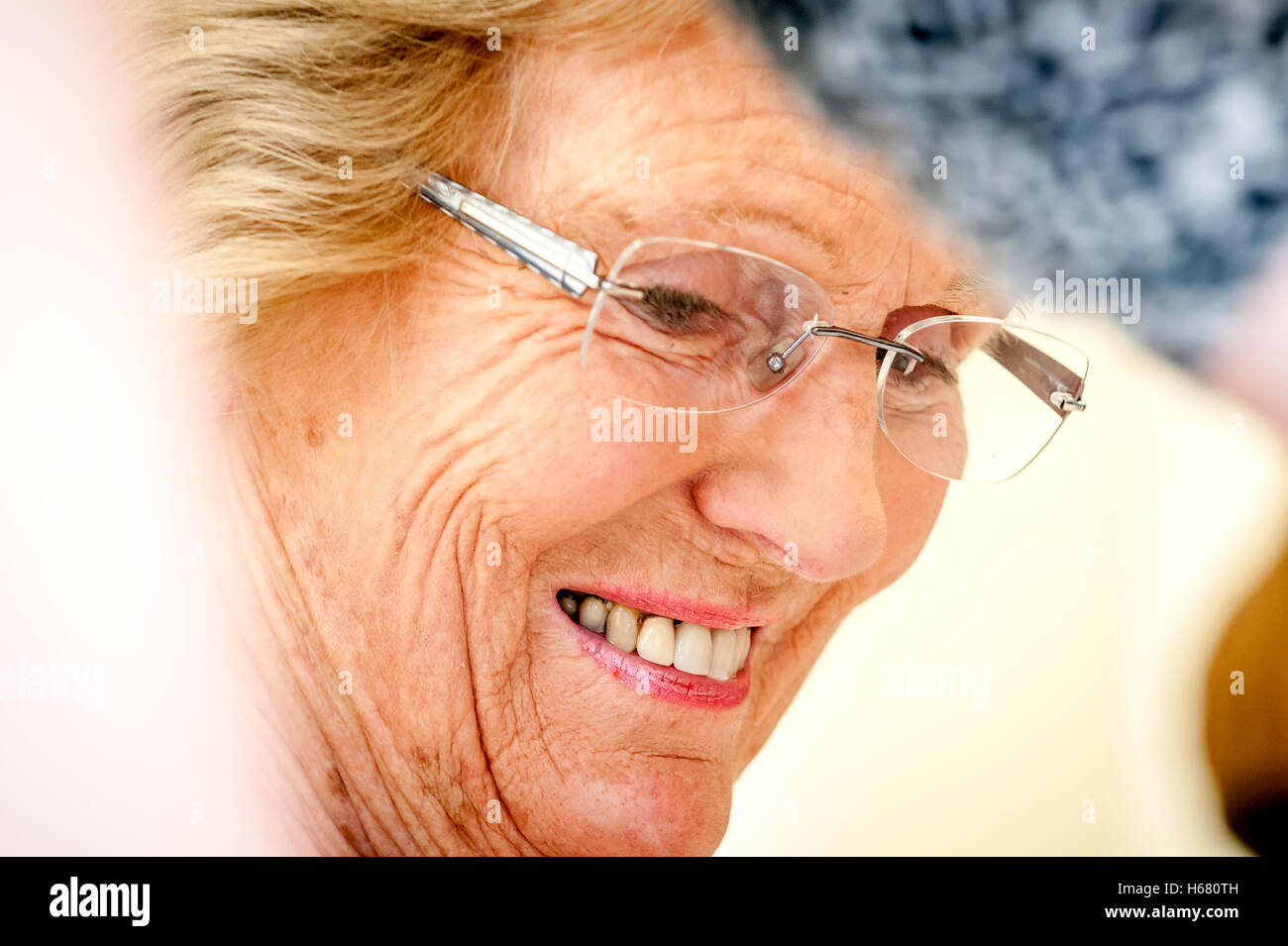 Mary Berry demonstrieren ihre Backen Methoden in West Dean Gardens Stockfoto