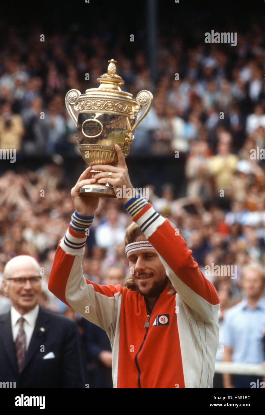 Bjorn Borg hält Wimbledon Trophäe nach John McEnroe 1980 endgültig zu besiegen. Stockfoto