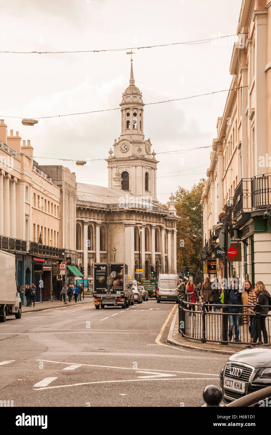 Einem anstrengenden Tag in Greenwich mit der imposanten St. Alfege Kirche im Hintergrund Stockfoto