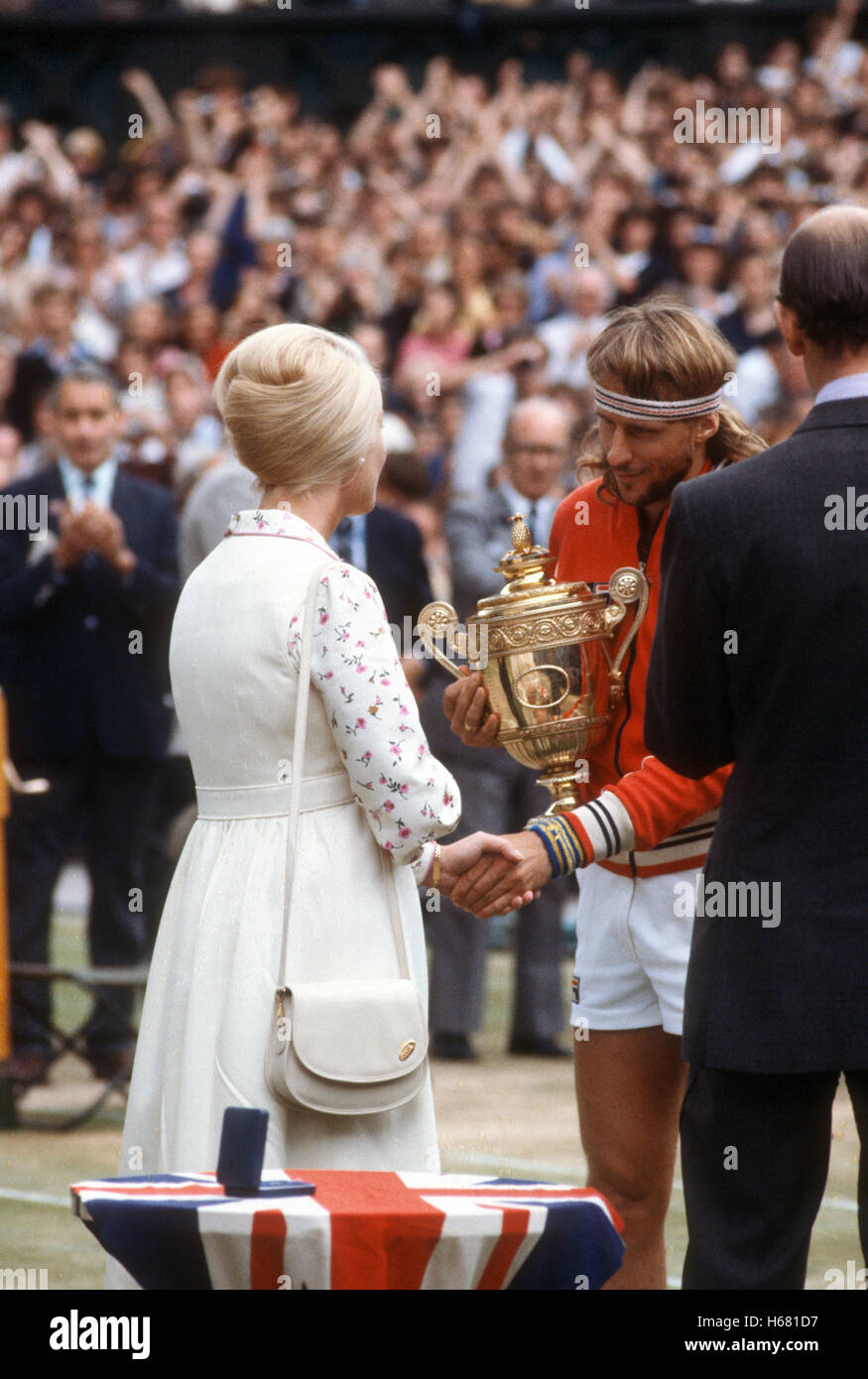 Bjorn Borg erhält seine fünfte Wimbledon Trophäe nach dem Sieg über John McEnroe 1980 endgültig. Stockfoto